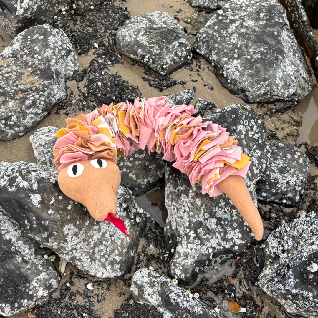 Snuffelslang speelgoed op stenen